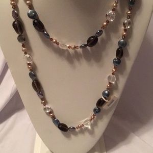 Exquisite Gem & Jewelry Glass and Pearl Necklace